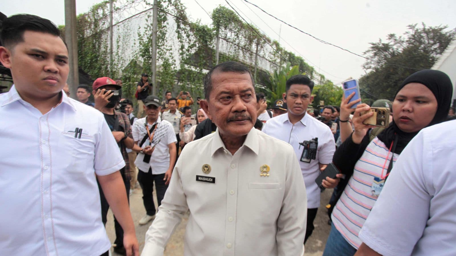 Direktur Jenderal Pemasyarakatan (Dirjenpas) Kementerian Imigrasi dan Pemasyarakatan (Imipas) Mashudi (tengah) mendampingi Komisi XIII DPR RI melakukan inspeksi mendadak (sidak) di Lapas Kelas IIA Cibinong, Kabupaten Bogor, Jawa Barat, Rabu (30/9/2026). (Foto: Info Publik)