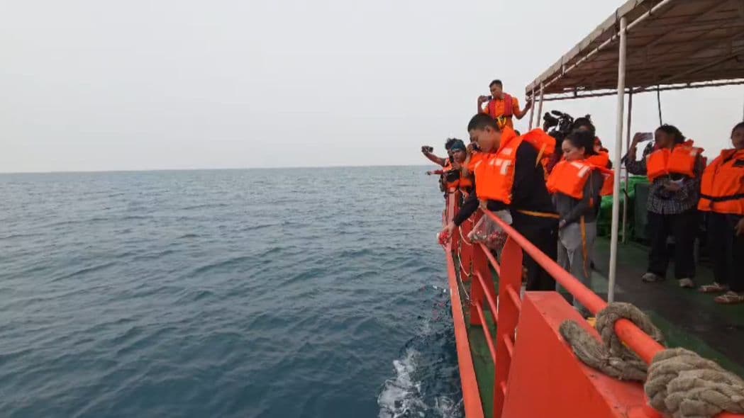 Istri dan anak jurnalis iNews Yudhistiro Pranoto melakukan tabur bunga di perairan Selat Sunda. (Foto: Basarnas)