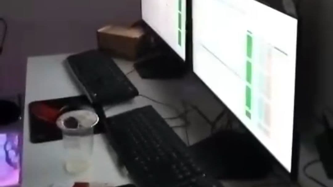 Aktivitas judi online (judol) di sebuah rumah di kawasan KPAD Cijantung. (Foto: Pendam Jaya)
