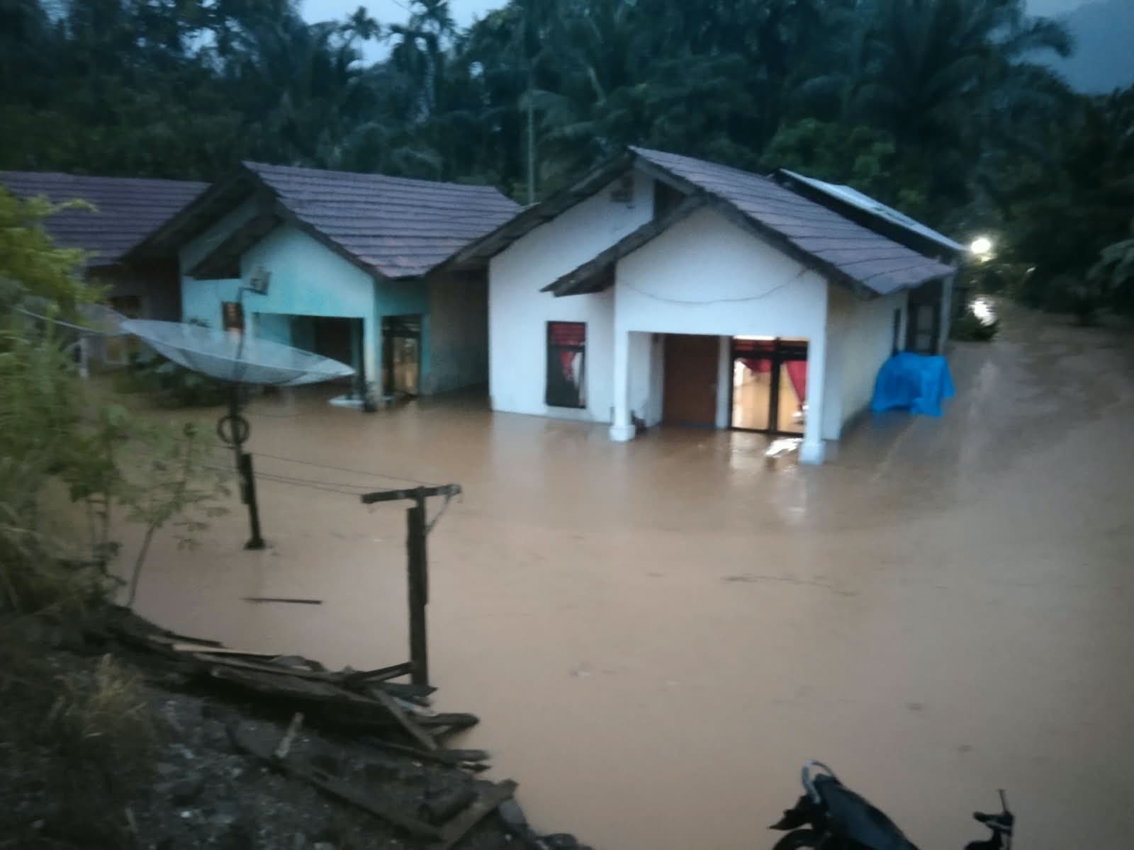 Sejumlah alaBanjir di Kabupaten Aceh Barat Daya, Rabu (16/9). (Foto: BPBD Kab. Aceh Barat Daya)