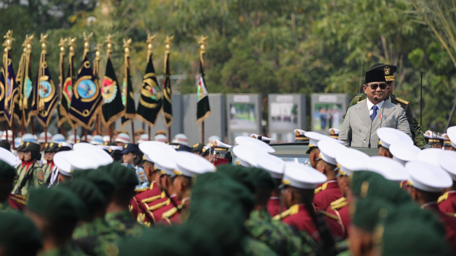 Presiden RI Prabowo Subianto dalam upacara peringatan HUT ke-81 TNI di Lapangan Prima Mabes TNI, Cilangkap, Jakarta, Senin 5 Oktober 2026. (Foto: Bakom RI)